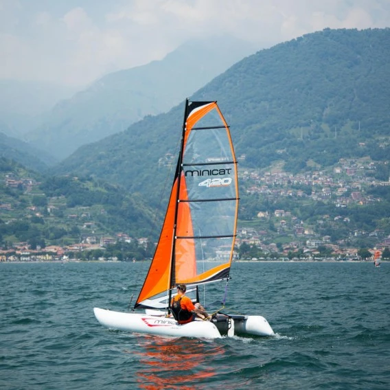 MiniCat 420 Evoque Aufblasbarer Katamaran Segelboot 1 MiniCat 420 Evoque Aufblasbarer Katamaran Segelboot